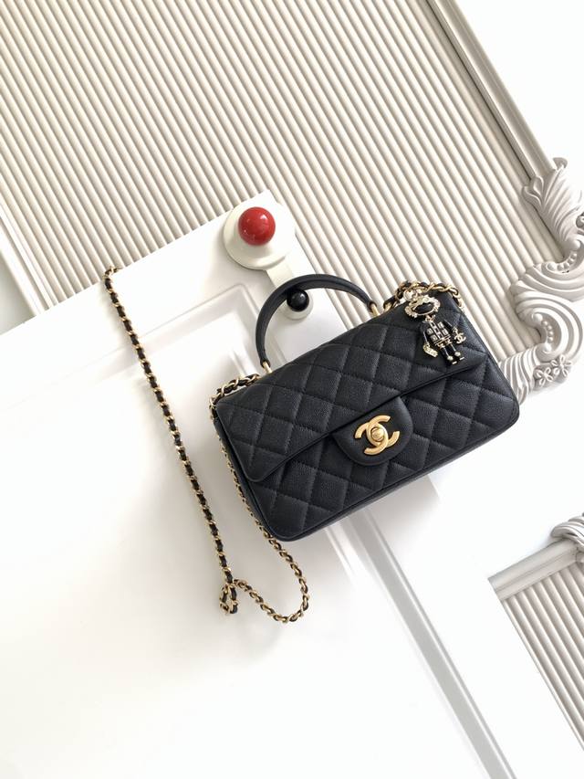 带饰品 Chanel 21K最新Mini Cf Handle 手提包 As2431 经典菱格口盖包 饰以精致经典链子搭配手提,芝麻纹牛皮:润饰手袋,脱颖而出,演 带饰品 Chanel 21K最新Mini Cf Handle 手提包 As2431 经典菱格口盖包 饰以精致经典链子搭配手提,芝麻纹牛皮:润饰手袋,脱颖而出,演