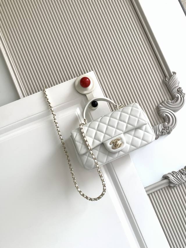 带饰品 Chanel 21K最新Mini Cf Handle 手提包 As2431 经典菱格口盖包 饰以精致经典链子搭配手提,细腻羊皮:润饰手袋,脱颖而出,演绎 带饰品 Chanel 21K最新Mini Cf Handle 手提包 As2431 经典菱格口盖包 饰以精致经典链子搭配手提,细腻羊皮:润饰手袋,脱颖而出,演绎