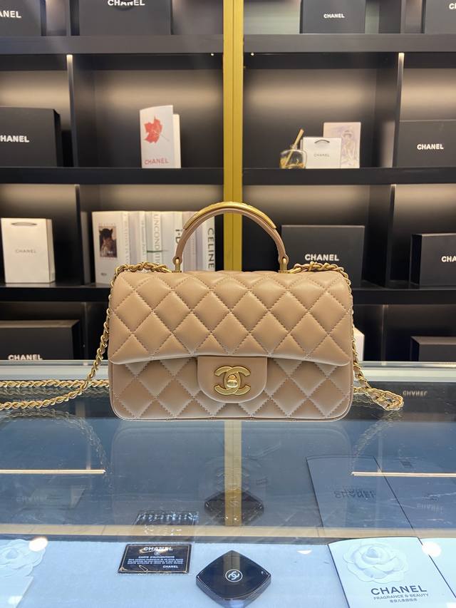 带饰品 Chanel 22B最新Mini Cf Handle 五金点缀手提 新As2431 经典菱格口盖包 饰以精致经典链子搭配手提，细腻羊皮：润饰手袋，脱颖而