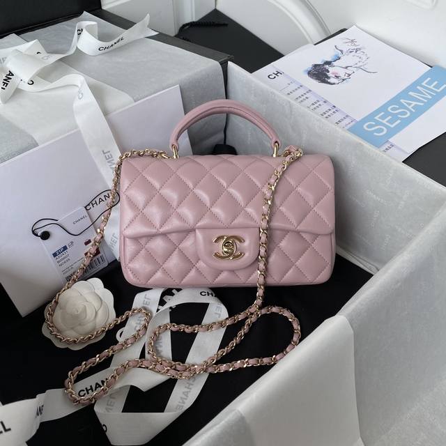 带饰品 杏粉浅金Chanel 21K最新Mini Cf Handle 手提包 As2431 经典菱格口盖包 饰以精致经典链子搭配手提，细腻羊皮：润饰手袋，脱颖而