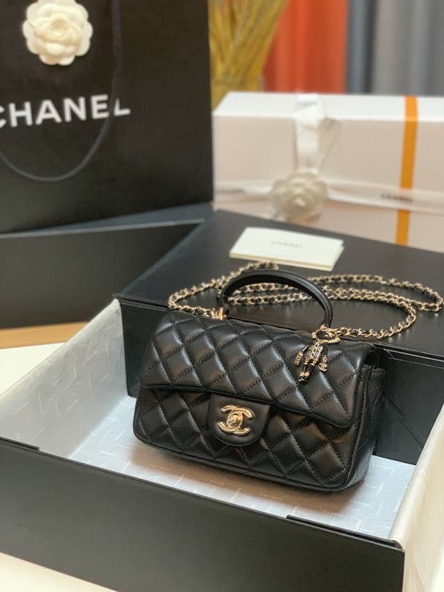 带饰品 Chanel：：型号：As2431#：尺寸：20X14X7Cm： 年秋冬季最新款，羊皮系列：Cf手提系列。专柜限量抢购版，一包难求，贵气临人，加上这次的
