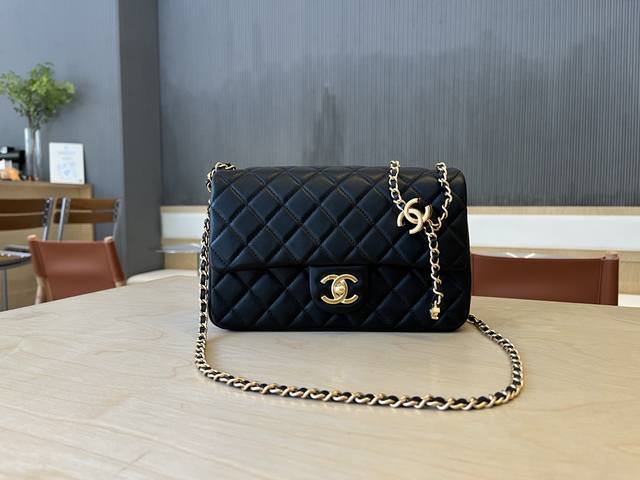 As5756 Chanel 25B 绝美双C扣 Cf系列 小羊皮配金色金属 链条双C调节设计 这一季的亮点 精致又时尚 质感柔软舒适 容量也很实用 上身效果非常