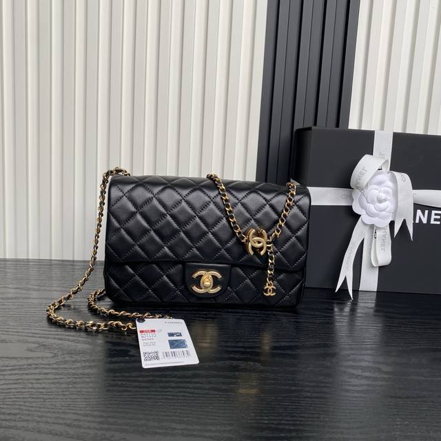 Chanel25B 绝美双C扣 Cf系列 As5756 小羊皮配金色金属 链条双C调节设计 这一季的亮点 精致又时尚 质感柔软舒适 容量也很实用 上身效果非常好 Chanel25B 绝美双C扣 Cf系列 As5756 小羊皮配金色金属 链条双C调节设计 这一季的亮点 精致又时尚 质感柔软舒适 容量也很实用 上身效果非常好