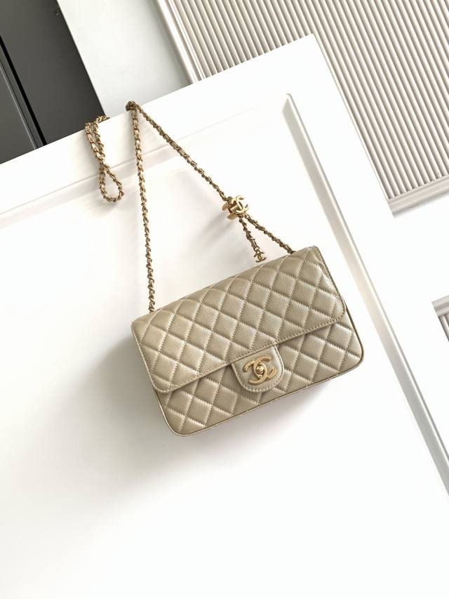 5756大号 Chanel 25B双C调节扣方胖子、回归款双Logo链条包复古感的小球纹，既拥有小球纹柔软细腻的外表，小巧精致点缀在包链两头双调节Logo，等等