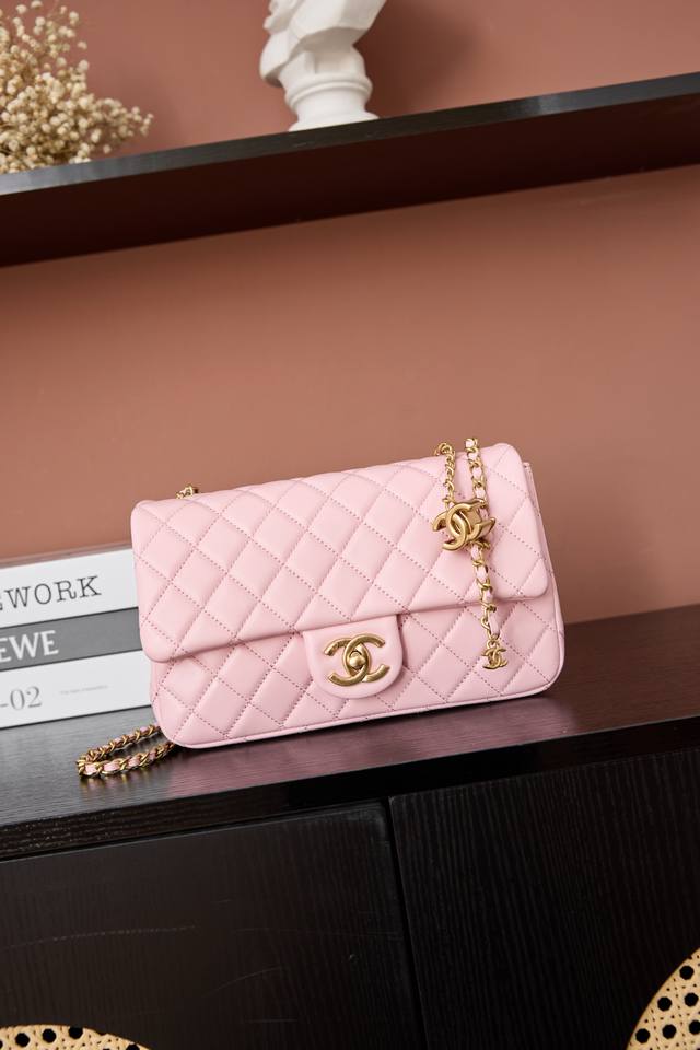 1918货，型号5756 超大号，樱花粉大號Cf 23Cm Ohanel25B双C调节扣方胖子、回归款双Logo链条包魅力爆棚颜值超靓！一直是Chanel的爆款