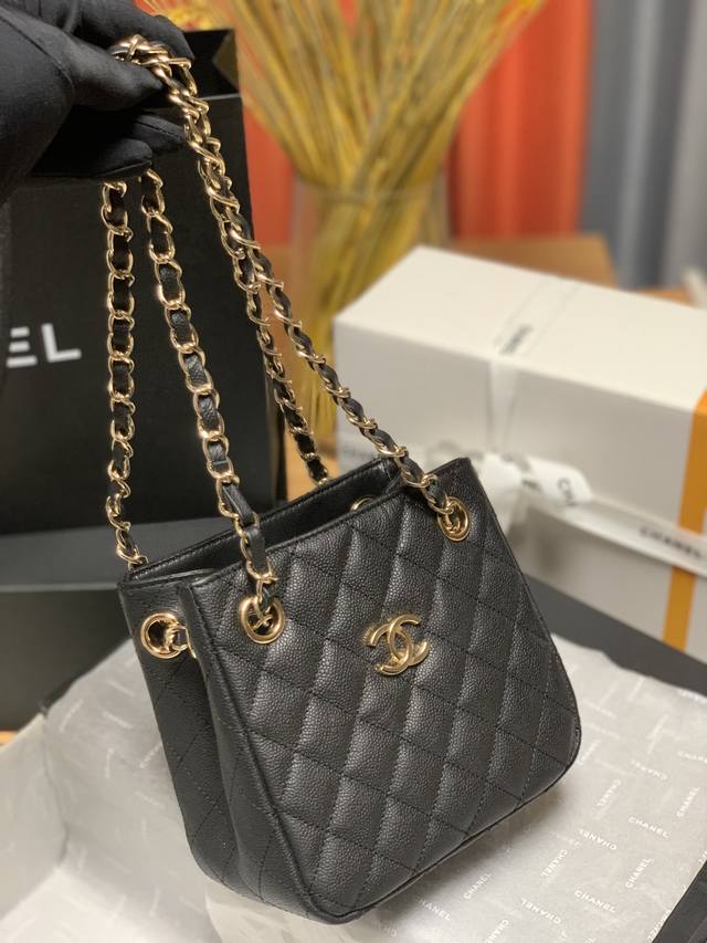 Chanel：：型号As3176#：尺寸：17X15X9Cm： 春夏新款．最新托特水桶包现货，牛皮球纹鱼子酱系列，设计简单大方，经典休闲为一体，包小但容量大，金