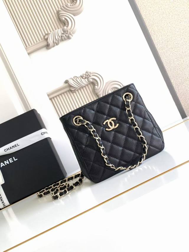 Chanel 春夏新款．最新托特水桶包现货，牛皮球纹鱼子酱系列，设计简单大方，经典休闲为一体，包小但容量大，金色五金配件，可斜跨，手提，单肩背 款号: As31