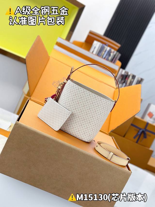 特级Mb原厂皮 All In Bb 手袋 型号：M13150 材料：A+级全钢五金，进口原厂皮 包装：全套特级免税Mb包装 尺寸：18 X 12 X 16 厘米