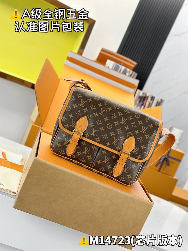 特级Mb高弹面料 Satchel 邮差包 型号:M14723 材料:A+级全钢五金,进口高弹面料 包装:全套特级免税Mb包装 尺寸:24 X 12 X 35.5 特级Mb高弹面料 Satchel 邮差包 型号:M14723 材料:A+级全钢五金,进口高弹面料 包装:全套特级免税Mb包装 尺寸:24 X 12 X 35.5