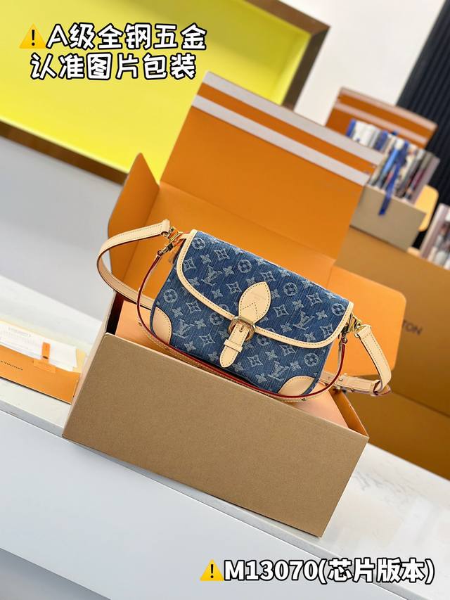 特级Mb牛仔布 Diane 手袋 型号：M13070 材料：A+级全钢五金，进口高弹面料 包装：全套特级免税Mb包装 尺寸：15 X 9 X 24 厘米 高 X