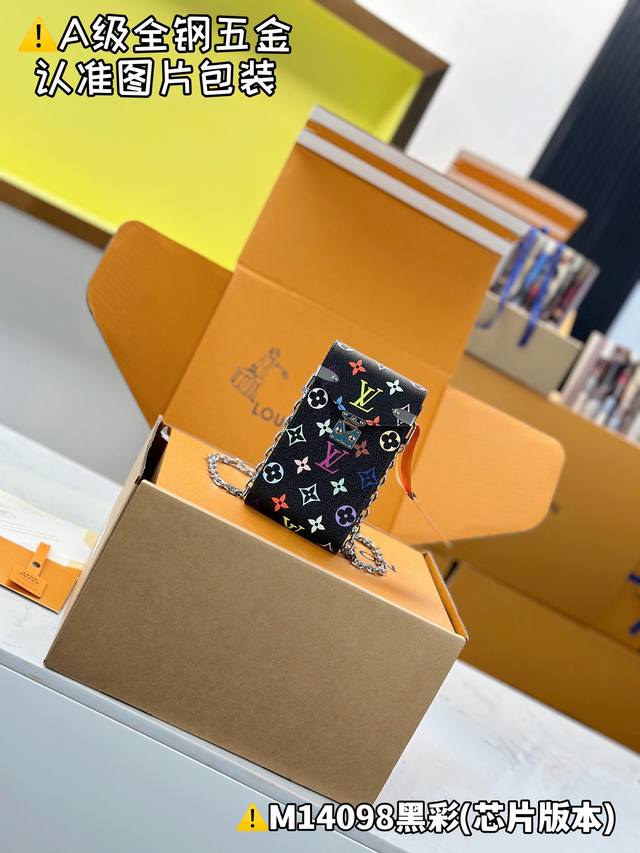 特级Mb高弹面料 MéTis 手机包 型号：M14098黑彩 材料：A+级全钢五金，进口高弹面料 包装：全套特级免税Mb包装 尺寸：17.5 X 4 X 10.
