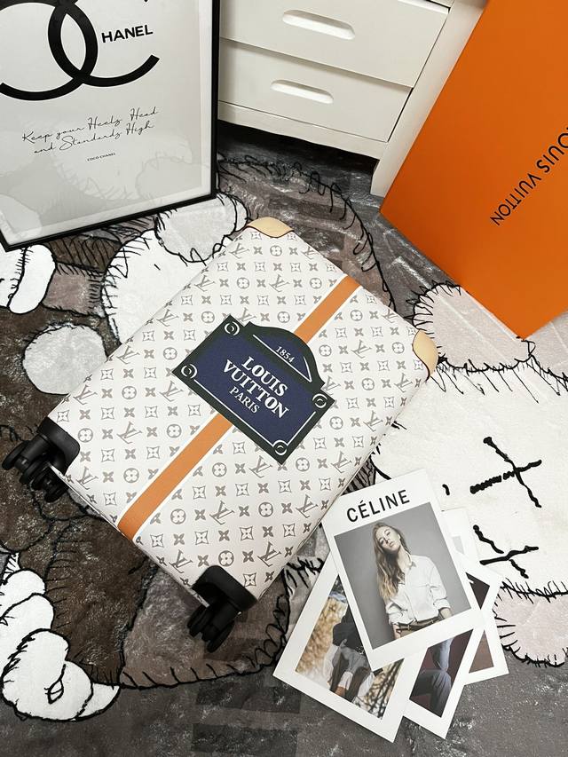 55Cm 高货 对版箱 Horizon 四轮拉杆箱 对版细节： 1 拉杆材质：铝合金银色细拉杆、圆孔卡扣、铝合金按钮。 2 轮子：对版轮座，对版圆孔航空静音轮