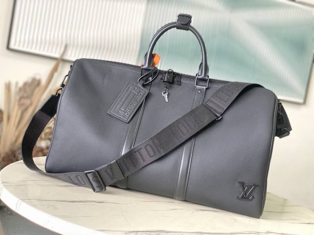 头层皮 顶级原单 M21420 本款 Keepall 旅行袋选用 Lv Aerogram 牛皮革塑造经典构型，见证路易威登的精湛皮革匠艺。皮革标签和提花肩带援引