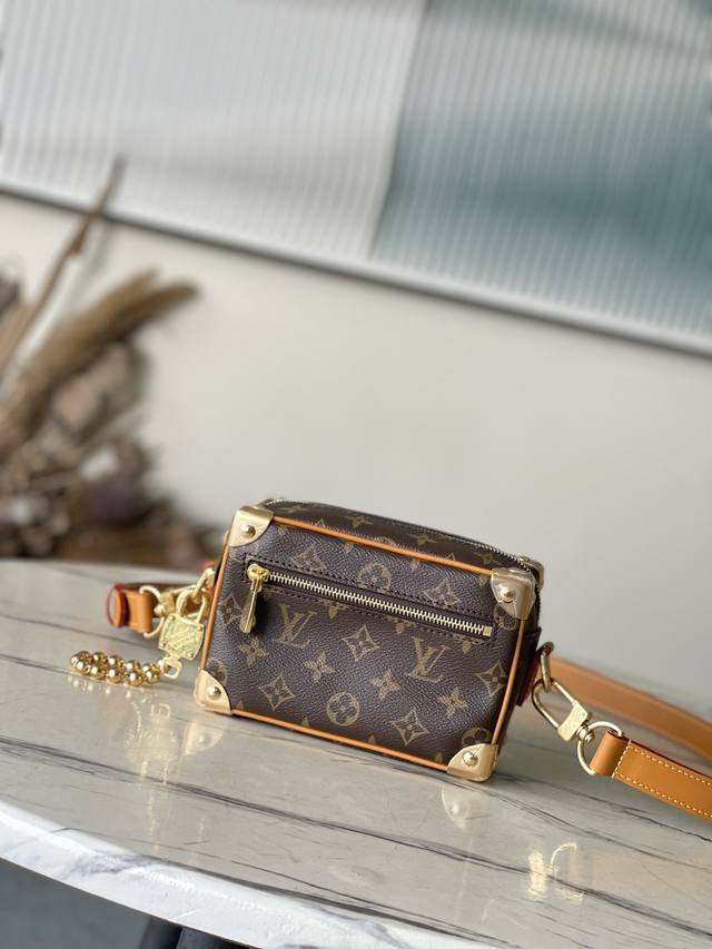 钢五金 顶级原单 M14729 本款Mini Soft Trunk手袋合Monogram涂层帆布和牛皮革饰边，再搭配莹泽珠链。崭新可拆卸挂锁工致镂刻Louisv
