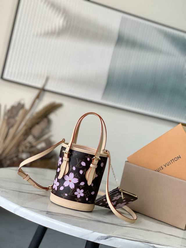 顶级原单M13417 本款Nano Bucket手袋以经典Monogram涂层帆布构筑精巧设计，借牛皮革饰边和耀目金属件完善整体。包身的Cherry Bloss