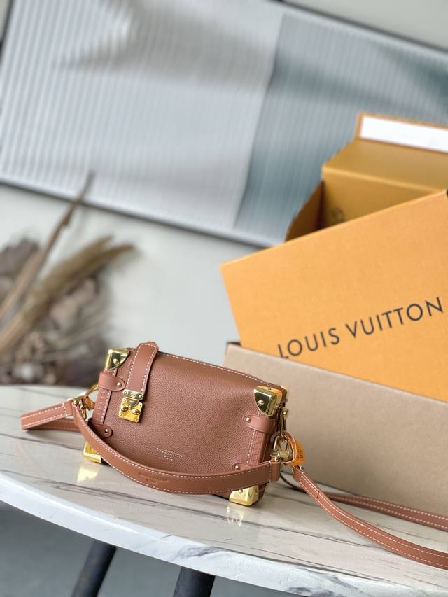 头层皮 顶级原单M15224 本款Side Trunk小号手袋以细腻皮革映衬S-Lock锁扣和硬箱风格细节的金属光泽,致敬路易威登的制箱传承。玲珑构型有序归集随 头层皮 顶级原单M15224 本款Side Trunk小号手袋以细腻皮革映衬S-Lock锁扣和硬箱风格细节的金属光泽,致敬路易威登的制箱传承。玲珑构型有序归集随