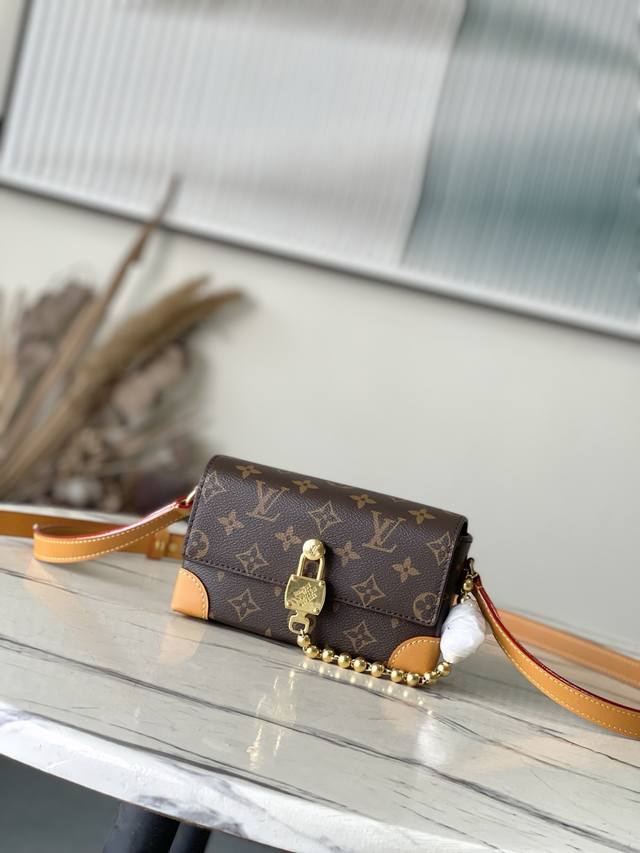 顶级原单 M14738 本款Steamer迷你手袋取材Monogram帆布，搭配做旧牛皮革饰边和耀目金属件。崭新方形锁扣回Pharrell Williams的标