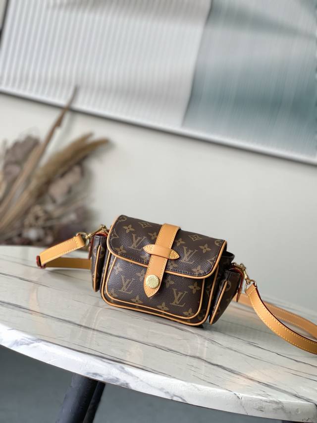 顶级原单 M14742 本款Cargo迷你手袋出自Monogram Archive系列，选用柔软Monogram涂层帆布塑造都市构型，再以做旧牛皮革饰边和耀目金