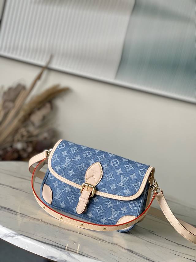 顶级原单 M13070 本款Diane手袋为经典Monogram丹宁布点缀撞色牛皮革饰边和耀目金属件，以摩登笔触演绎新季意趣。拉链内袋可妥善收纳贵重物品，可拆卸