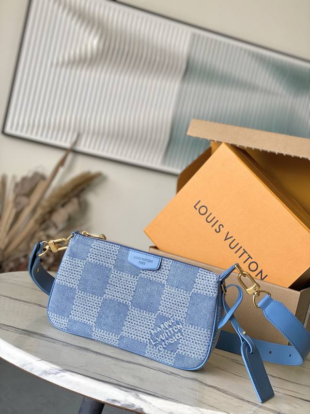 顶级原单N00204本款Pochette Accessoirexl手袋取材 Damier Denim 3D棉质帆布,展现Pharrell Williams对Da 顶级原单N00204本款Pochette Accessoirexl手袋取材 Damier Denim 3D棉质帆布,展现Pharrell Williams对Da