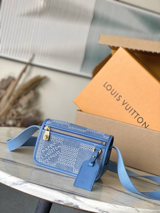 顶级原单N00210 本款Bosphore迷你手袋取材Damier Denim3D棉质帆布，以大号格纹释放都市潮流风范。牛皮革饰边搭配可拆卸名牌，金属质感珠饰拉