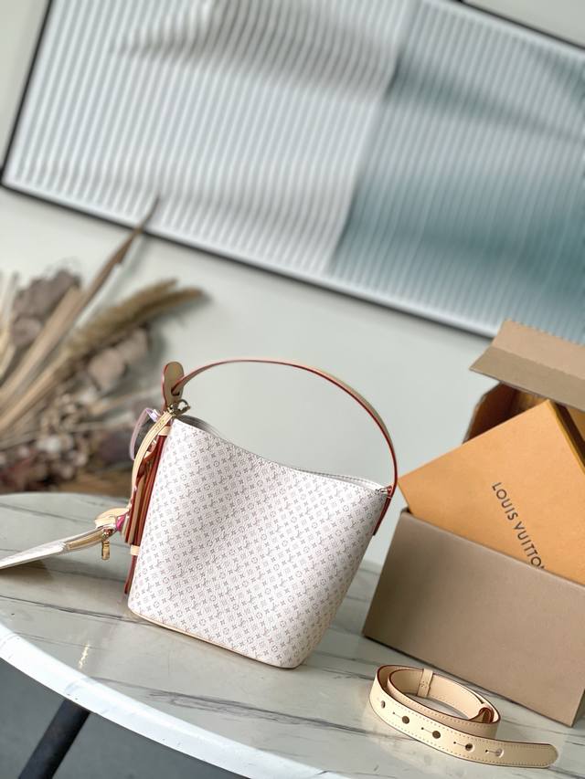 顶级原单M15130 以Lvromance元素传递灵动活力，于2025早秋系列倾情推出此款All In Bb手袋。经典Monogran与Darnier图案创意相