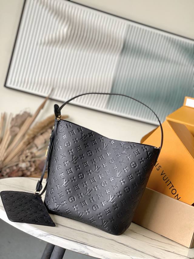 头层皮 顶级原单M13044 本款Allin大号手袋以标志性Monogram Empreinte皮革巧妙构筑一体两式的水桶包设计，借可调节肩带延续品牌制箱传承。