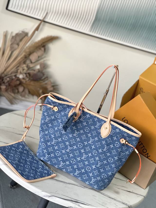 顶级原单M13192 本款Neverfull中号手袋为Monogram丹宁布点缀牛皮革饰边，借侧面可调节饰带灵活收束廓形，成就都市出行的经典之选。充裕空间可轻松