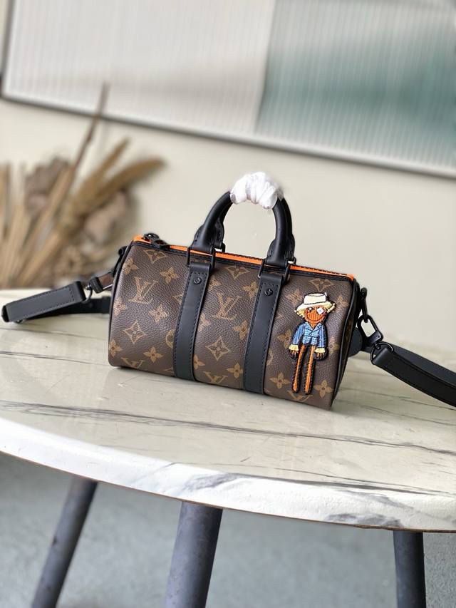 顶级原单 M80201 本款 Keepall Nano 男士手袋为品牌于 1930 年推出的初始柔软旅行袋的小巧版本，将 Monogram 帆布与黑色哑光皮革相