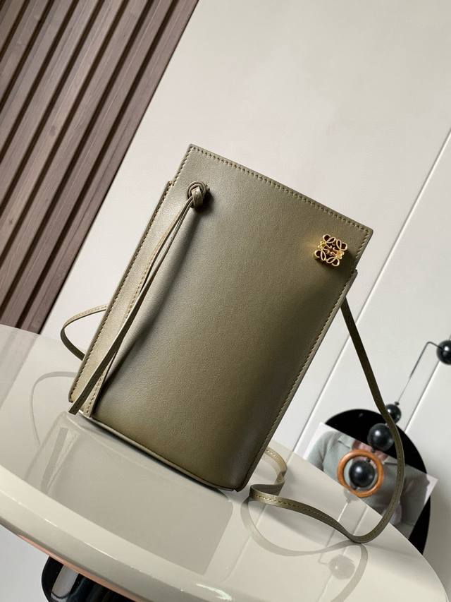 Dice Pocket牛皮骰子手机包原厂进口纳帕小牛皮实用小包配有肩带和Anagram立体Logo可肩背或斜挎，带有两条皮革带子，可添加个性化骰子装饰串珠底座上