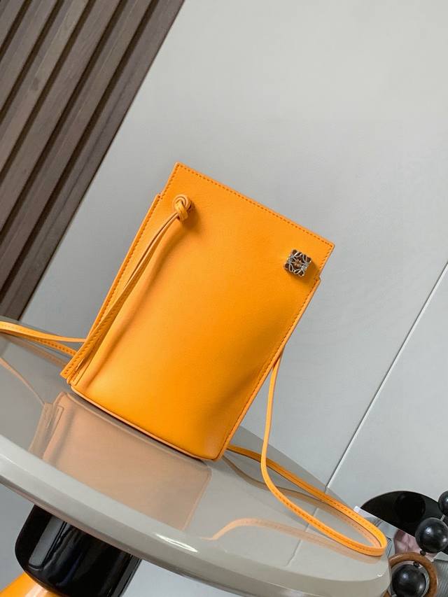 Dice Pocket牛皮骰子手机包原厂进口纳帕小牛皮实用小包配有肩带和Anagram立体Logo可肩背或斜挎，带有两条皮革带子，可添加个性化骰子装饰串珠底座上