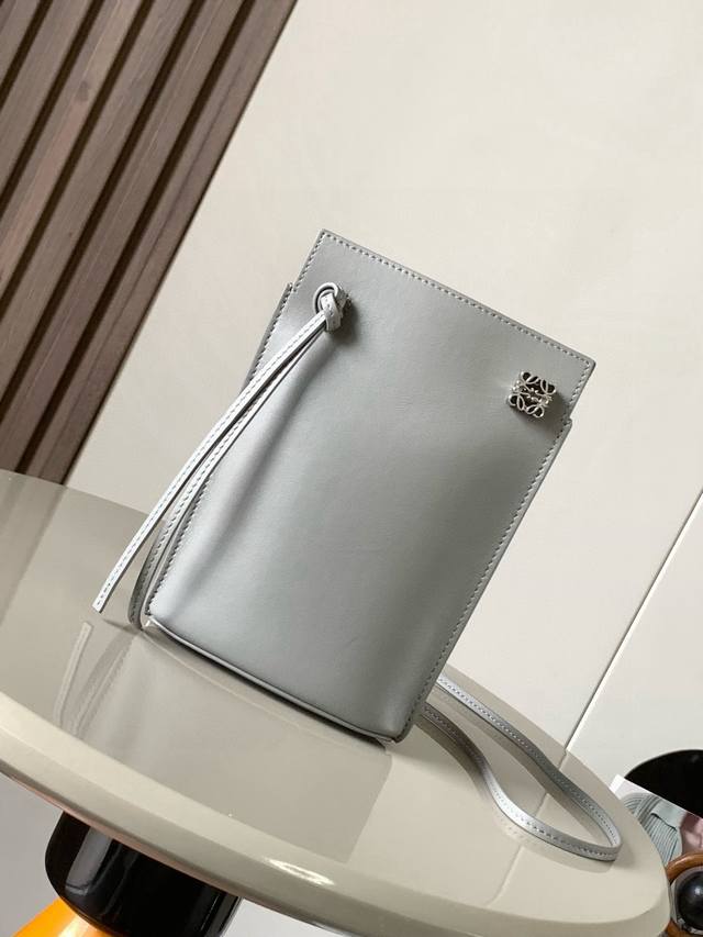 Dice Pocket牛皮骰子手机包原厂进口纳帕小牛皮实用小包配有肩带和Anagram立体Logo可肩背或斜挎，带有两条皮革带子，可添加个性化骰子装饰串珠底座上