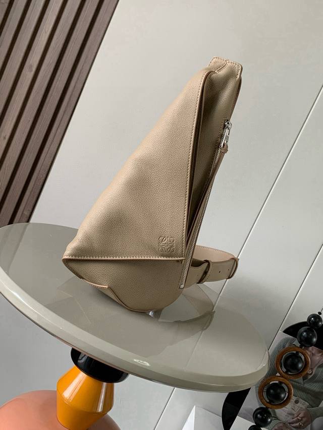 男士斜挎包胸包柔软光滑牛皮革和提花布Anton Sling简洁实用的Sling手袋带有可调节 L0Ewe 织物肩带和拉链顶部设计使用时可以折叠并且可以用按扣固定