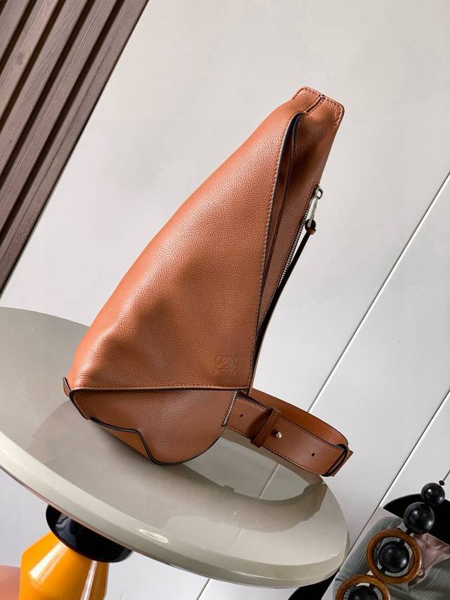 男士斜挎包胸包柔软光滑牛皮革和提花布Anton Sling简洁实用的Sling手袋带有可调节 L0Ewe 织物肩带和拉链顶部设计使用时可以折叠并且可以用按扣固定