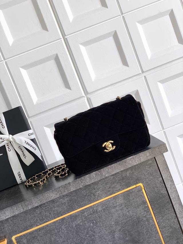 迷你號 暗夜黑出货啦Ohanel香奈儿丝绒包，菱格纹+复古配色，优雅到开挂在韩专柜撞见香奈儿年中新款丝绒包啦菱格纹+丝绒质感，复古又高级，紫、蓝各种配色戳中审美