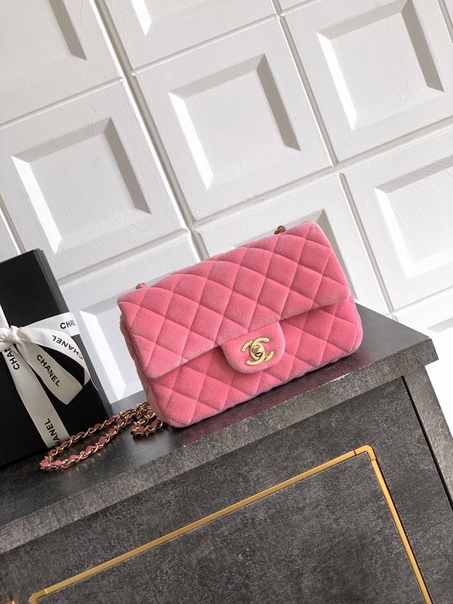 樱花粉色方胖子Ohanel香奈儿丝绒包,菱格纹+复古配色,优雅到开挂在韩专柜撞见香奈儿年中新款丝绒包啦菱格纹+丝绒质感,复古又高级,紫、蓝各种配色戳中审美背上直 樱花粉色方胖子Ohanel香奈儿丝绒包,菱格纹+复古配色,优雅到开挂在韩专柜撞见香奈儿年中新款丝绒包啦菱格纹+丝绒质感,复古又高级,紫、蓝各种配色戳中审美背上直