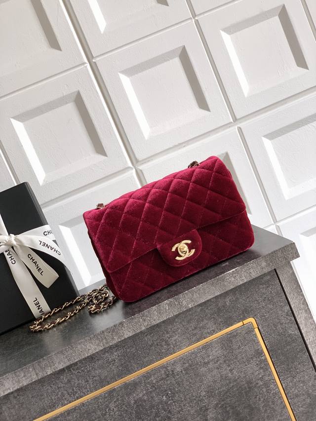 酒红色方胖子Ohanel香奈儿丝绒包，菱格纹+复古配色，优雅到开挂在韩专柜撞见香奈儿年中新款丝绒包啦菱格纹+丝绒质感，复古又高级，紫、蓝各种配色戳中审美背上直接