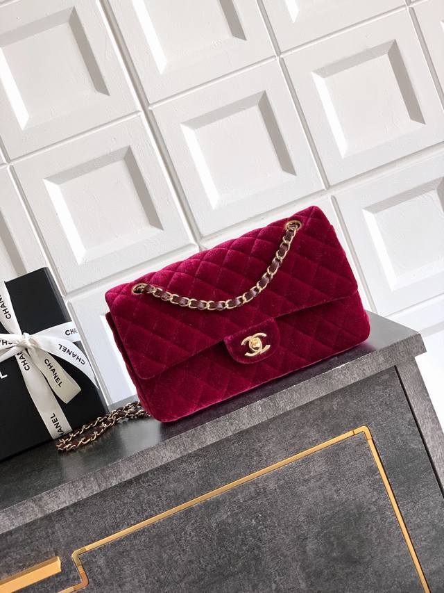 酒红色2.55双盖头Ohanel香奈儿丝绒包，菱格纹+复古配色，优雅到开挂在韩专柜撞见香奈儿年中新款丝绒包啦菱格纹+丝绒质感，复古又高级，紫、蓝各种配色戳中审美