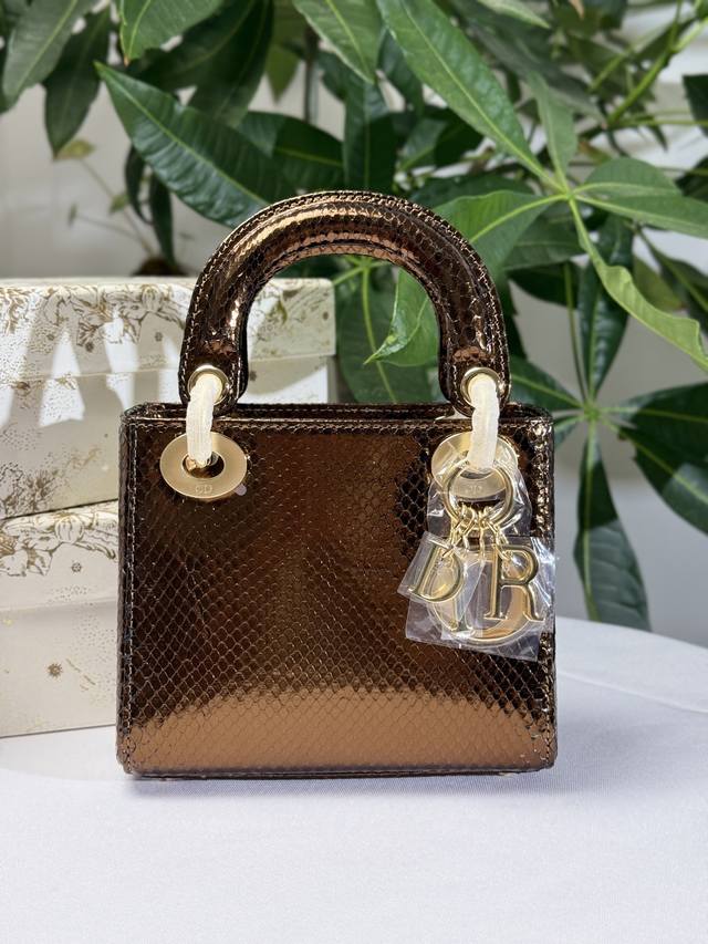 现货 Lady戴妃三格进口蟒蛇皮 科普一下每条蛇皮的纹路都是独一无二的，所以每个包的纹路都会有所不同，这是真蛇皮的特点，大家要认准哦 Size:17Cm