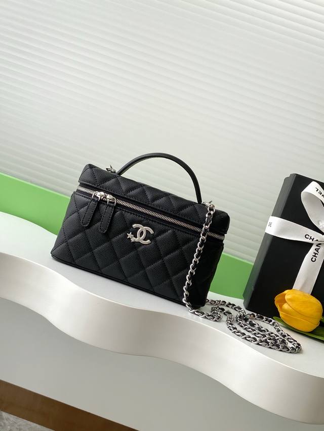 25B星星Lp 这次的银扣星星Logo设计太喜欢啦 带点小水钻超级精致 黑银配色让人眼前一亮 白色也仙气十足 荔枝皮耐磨 容量也足够 本季包王无疑 链条可拆卸