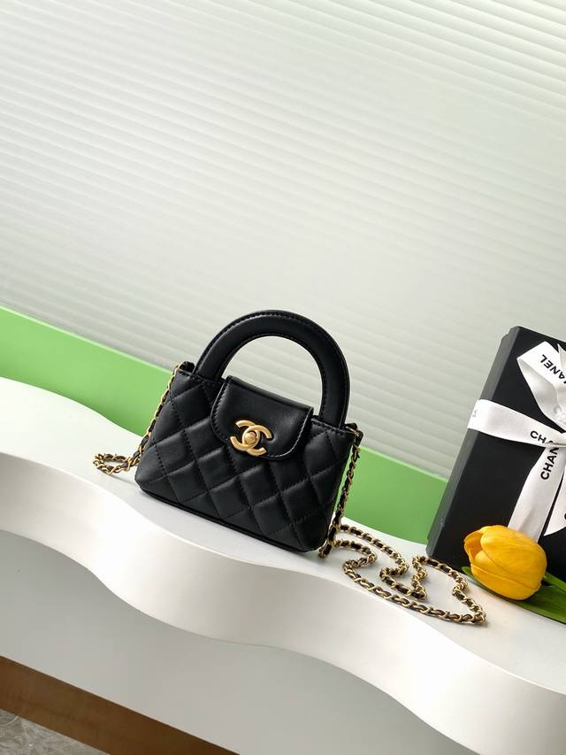 25B Kelly手柄包 迷你款羊皮 时尚是一个轮回，大热门中古Kelly被Chanel重新设计焕发生机，中古Kelly以经典的手柄手提出名，在基础加上皮穿链肩