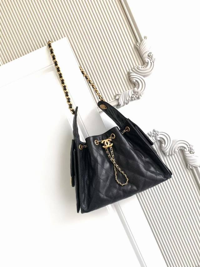 As5293Chanel 25款又一个以年份命名的款， 25C球纹皮嘻哈包 香奈儿Hobo 腋下包 嬉皮腋下包小号 复古金币纽扣抽绳水桶包+菱格纹+复古黑金 经