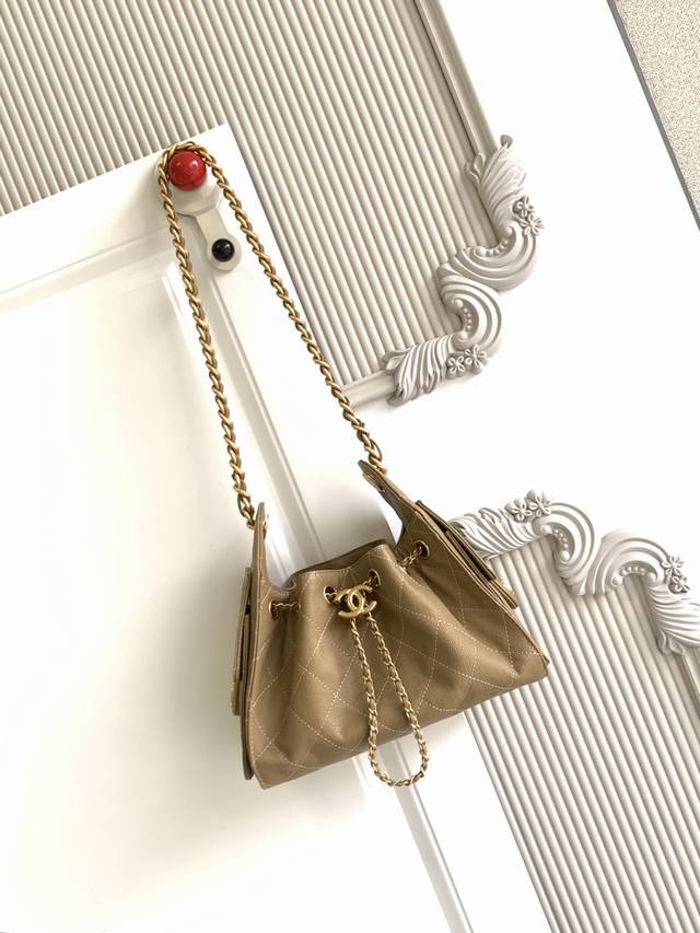 As5631 Chanel 25款又一个以年份命名的款， 25C球纹皮嘻哈包 香奈儿Hobo 腋下包 嬉皮腋下包小号 复古金币纽扣抽绳水桶包+菱格纹+复古黑金