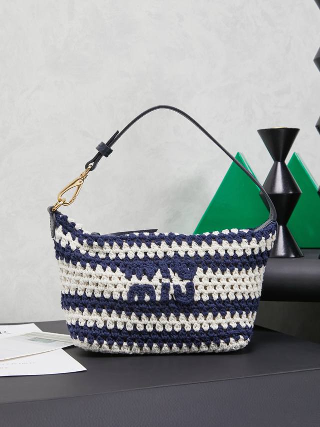 5Ne841，编织饭盒包，超重工纯手工制作，采用多种材质编织手工钩织，非市面单一材质版本，正面标志性 Miu刺绣，棉布内里，超轻，容量大，怎么搭都好看，一年四季