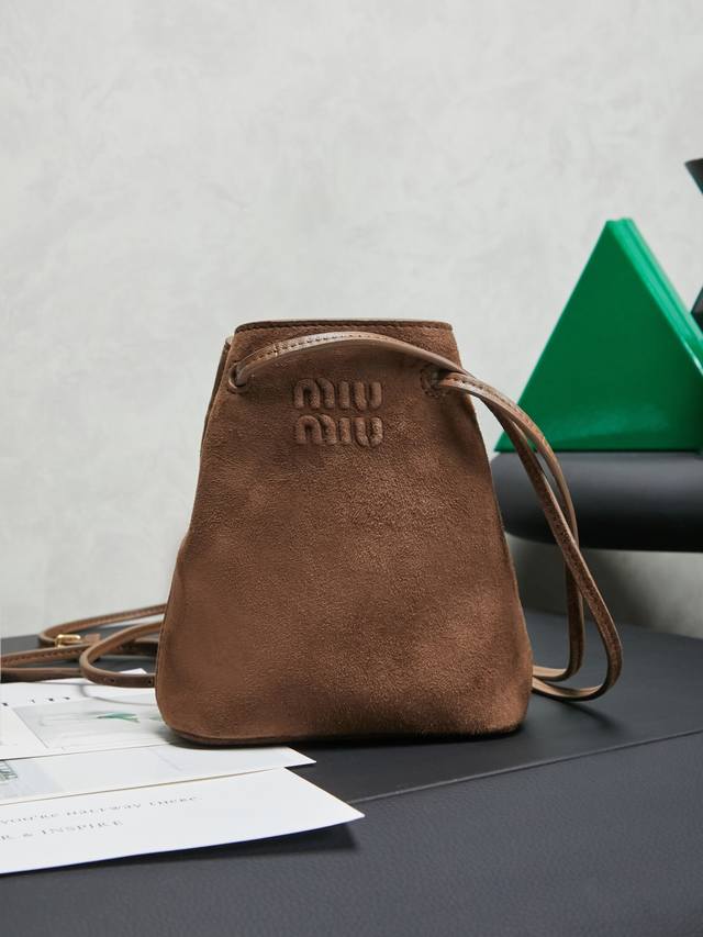 可可棕，5Nf460，新品迷你水桶包，采用顶级进口小羊皮，皮质超级柔软，性价比超高，能驾驭各种风格，非常俏皮可爱，可以单肩，斜挎，手提，双肩，造型多变，包包虽小