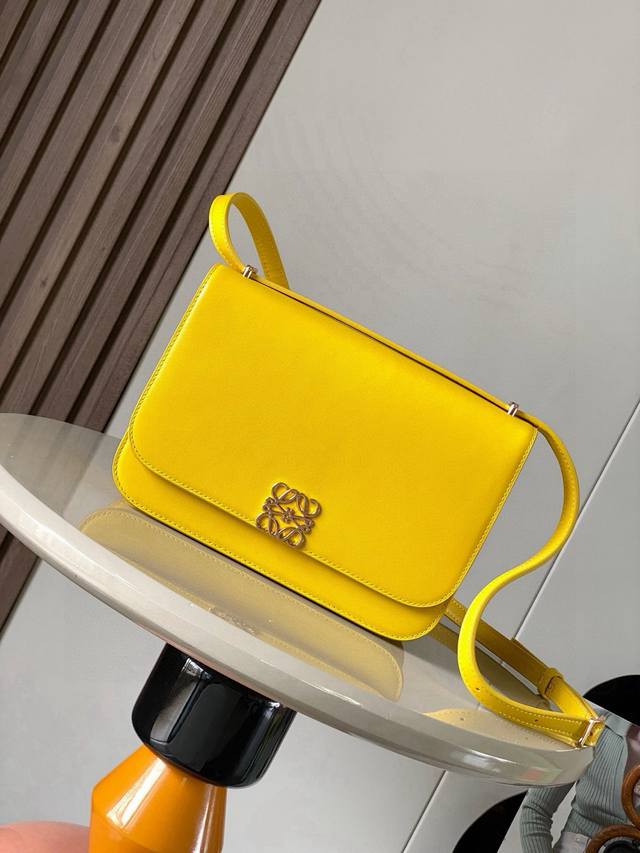 Goya丝绸牛皮革手袋Goya 是一款结构紧凑的包袋，对于其尺寸来说，手袋组织得非常到位简洁的 Anagram 封口和鲜艳的色彩与其锐利的图形简约感形成鲜明的对