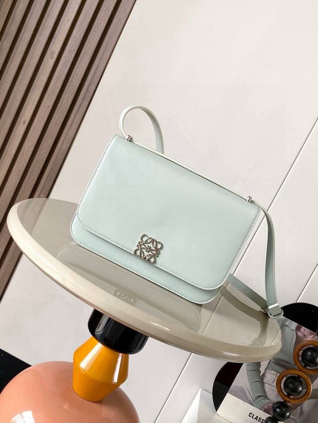 Goya丝绸牛皮革手袋Goya 是一款结构紧凑的包袋，对于其尺寸来说，手袋组织得非常到位简洁的 Anagram 封口和鲜艳的色彩与其锐利的图形简约感形成鲜明的对