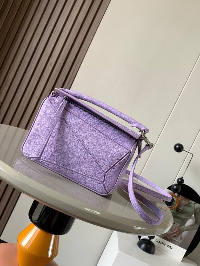 爆款几何包迷你18Cm原厂进口纳帕小牛皮Puzzle手袋是创意总监乔纳森．安德森为 L0Ewe 推出的首款手提包长方体形状和精确的切割技术创造了 Puzzle