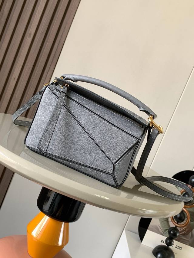 爆款几何包迷你18Cm原厂进口纳帕小牛皮Puzzle手袋是创意总监乔纳森．安德森为 L0Ewe 推出的首款手提包长方体形状和精确的切割技术创造了 Puzzle