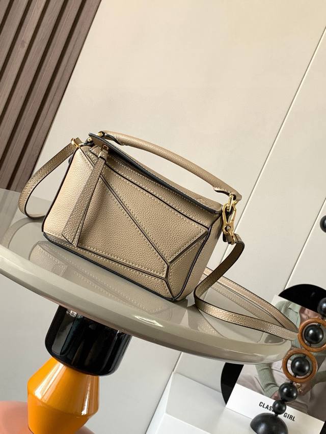 爆款几何包迷你18Cm原厂进口纳帕小牛皮Puzzle手袋是创意总监乔纳森．安德森为 L0Ewe 推出的首款手提包长方体形状和精确的切割技术创造了 Puzzle